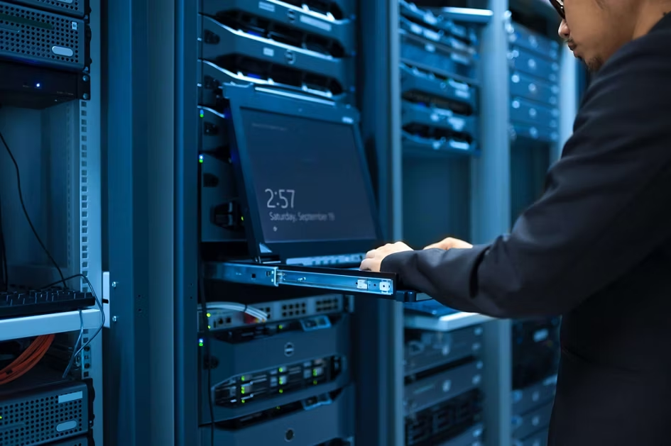 Profissional de TI trabalhando em um datacenter